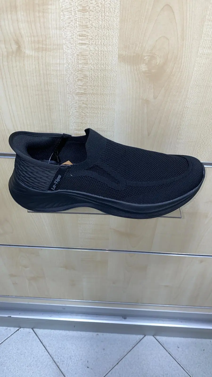 Uomo da passeggio a mocassino