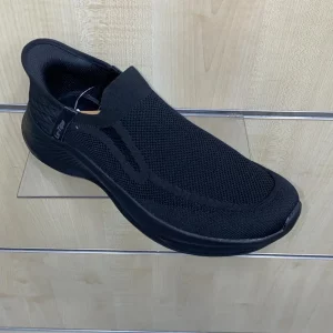 Uomo da passeggio a mocassino