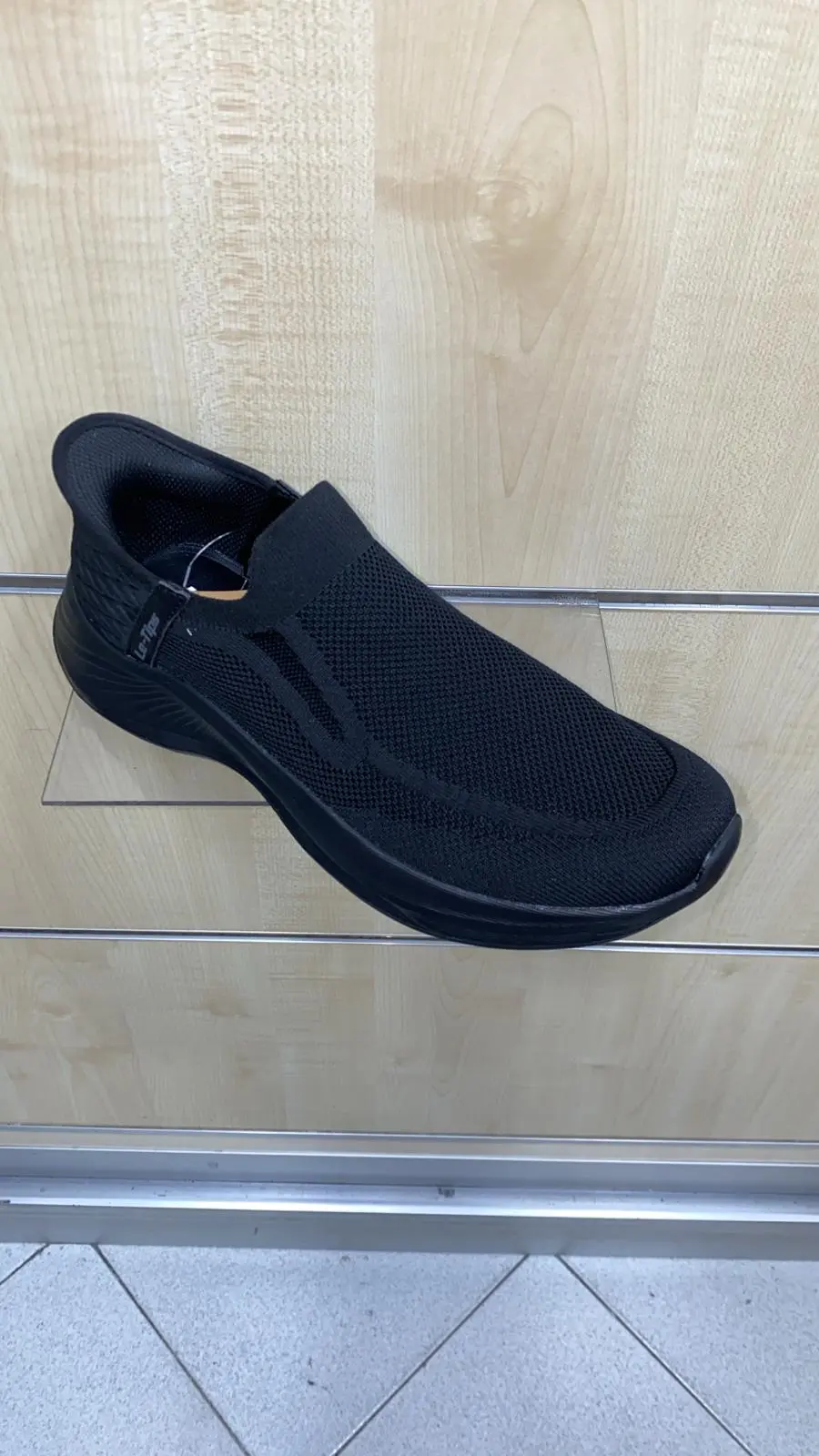 Uomo da passeggio a mocassino